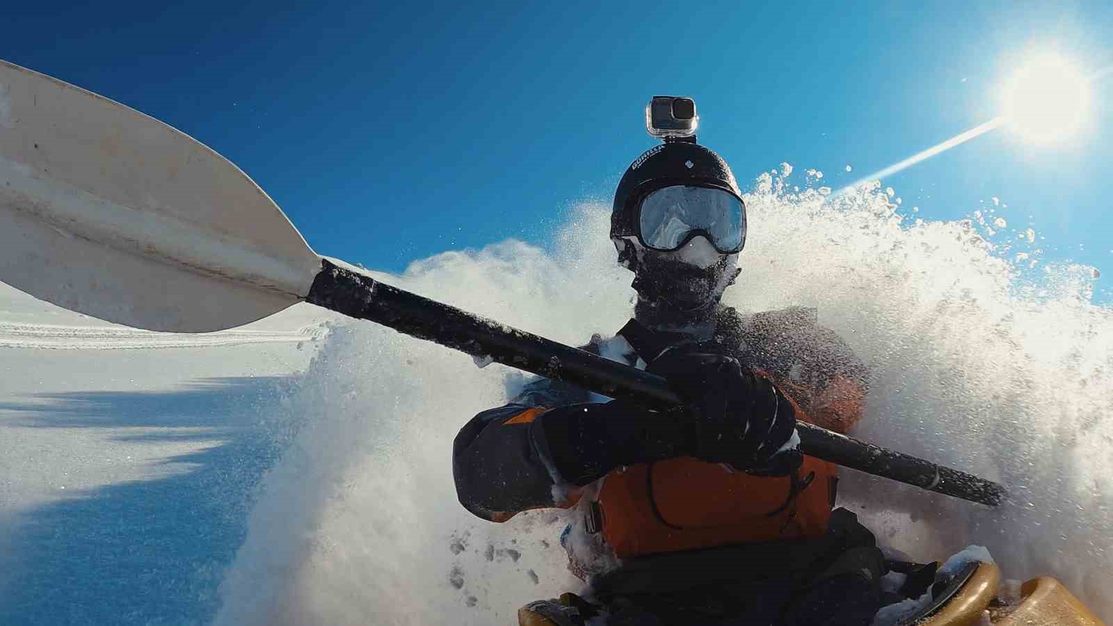 3258 metrelik Ergan Dağı zirvesinden kano ile indi