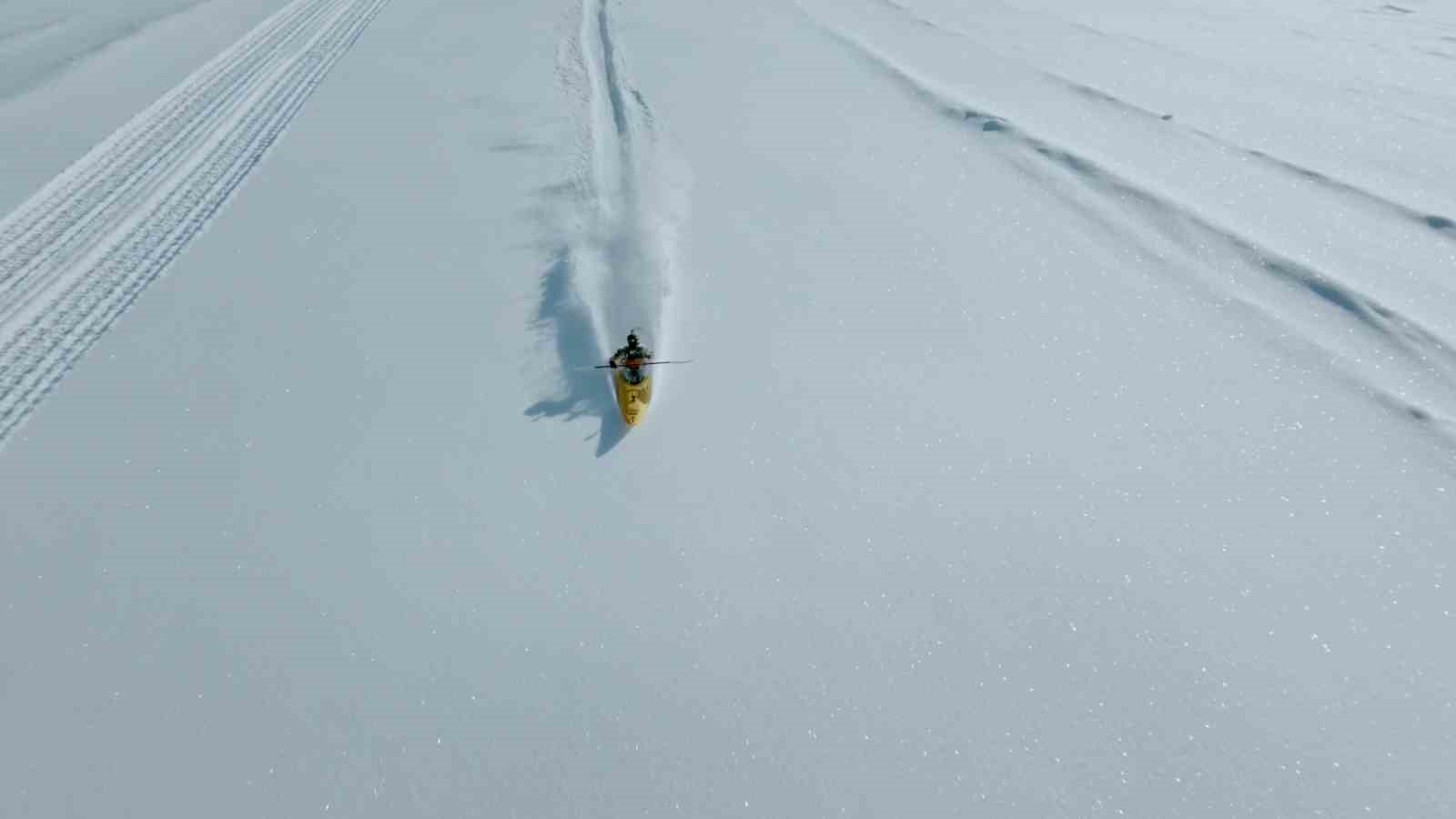 3258 metrelik Ergan Dağı zirvesinden kano ile indi
