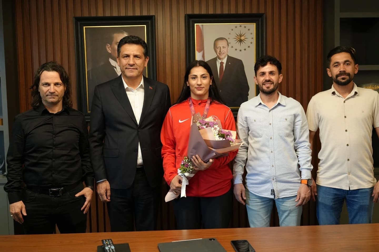 Avrupa üçüncüsü Hatice Nur Sarı, davul zurna eşliğinde karşılandı