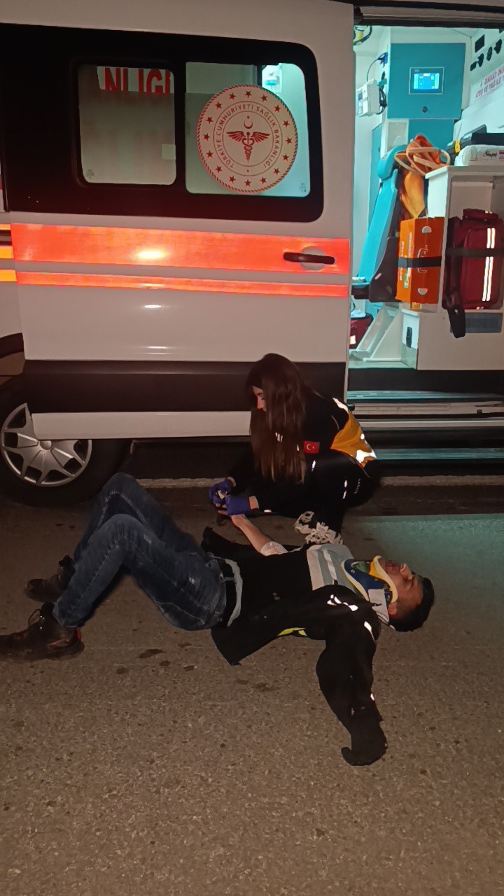 Kaza yapan araca yardım için durdu, arkadan motosiklet çarptı: 5 yaralı