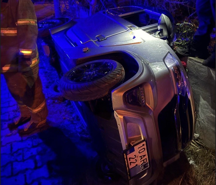 Yan yatan elektrikli otomobil sürücüsü yaralandı