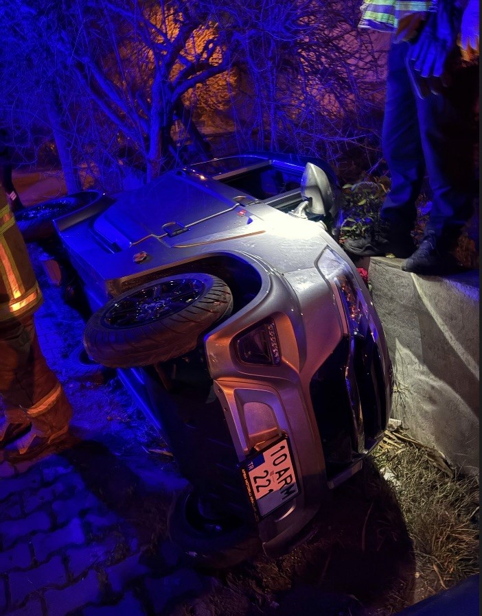 Yan yatan elektrikli otomobil s&uuml;r&uuml;c&uuml;s&uuml; yaralandı
