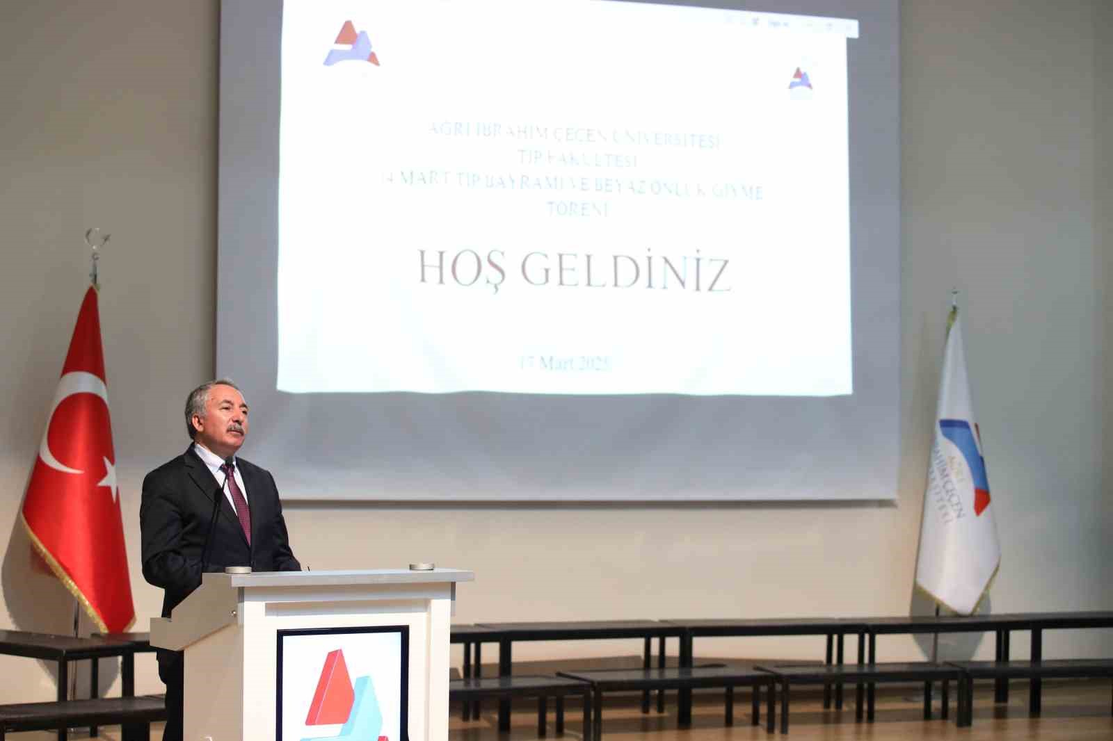 AİÇÜ tıp fakültesi öğrencileri beyaz önlük giydi