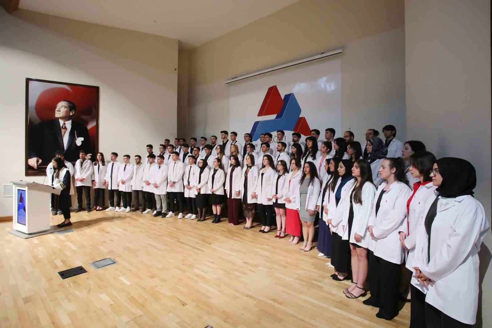 Aİ&Ccedil;&Uuml; tıp fak&uuml;ltesi &ouml;ğrencileri beyaz &ouml;nl&uuml;k giydi
