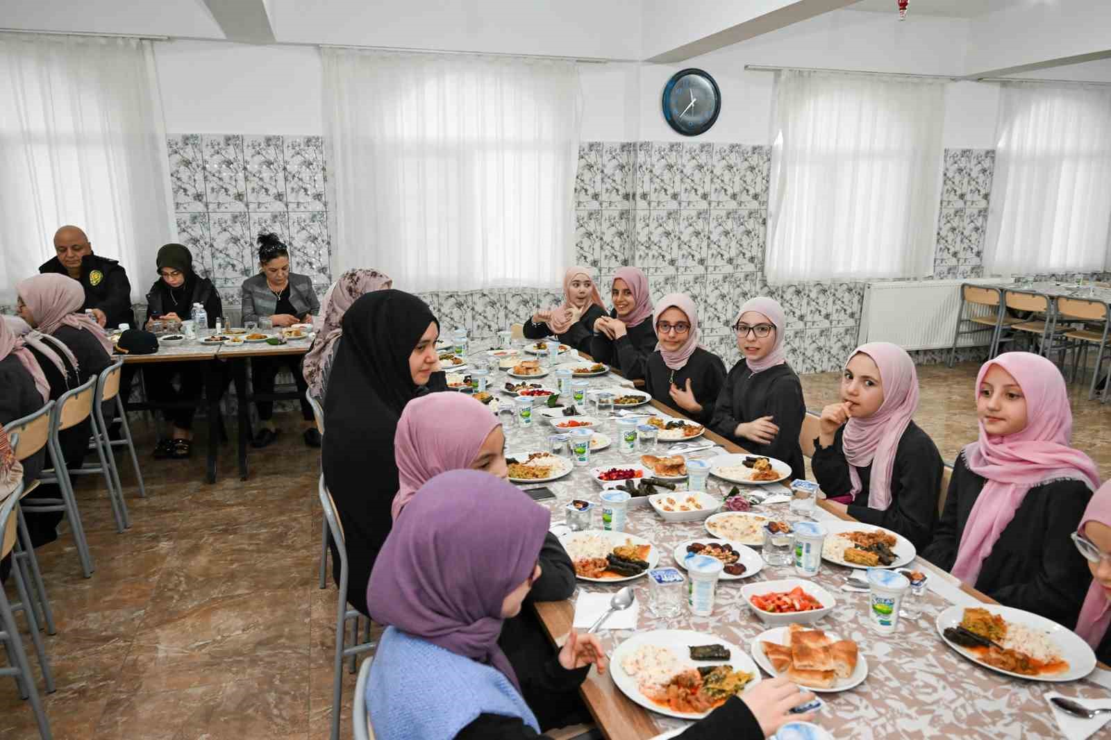 Vali Aktaş, Hz. Hatice Yatılı Hafızlık Kız Kur’an Kursu öğrencileriyle iftar sofrasında buluştu