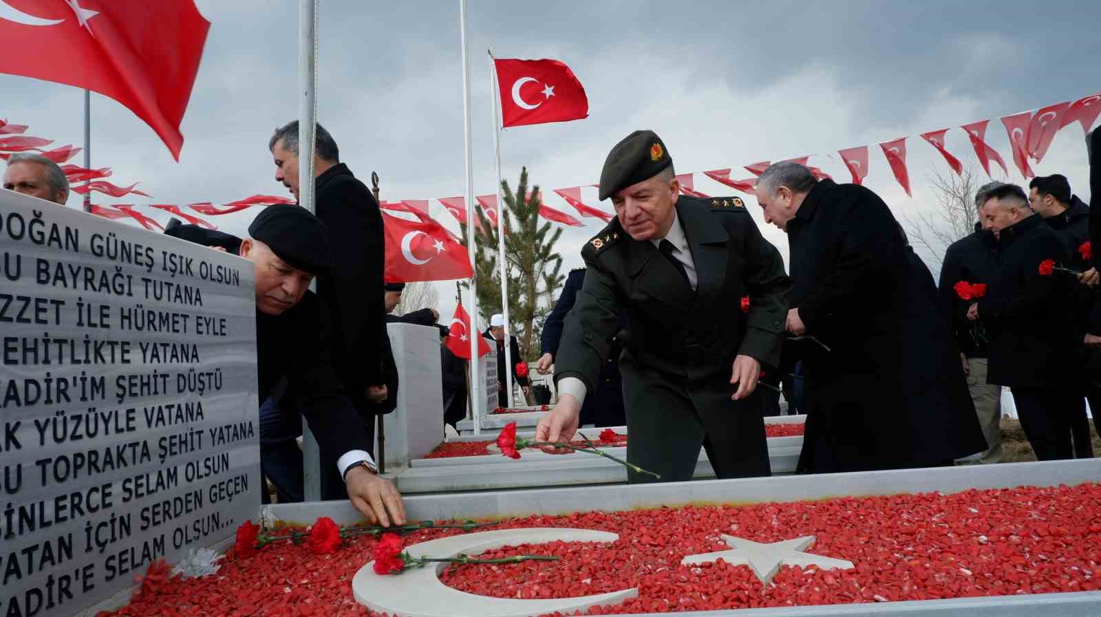 Şehit annesinin feryadı şehitlikte yankılandı
