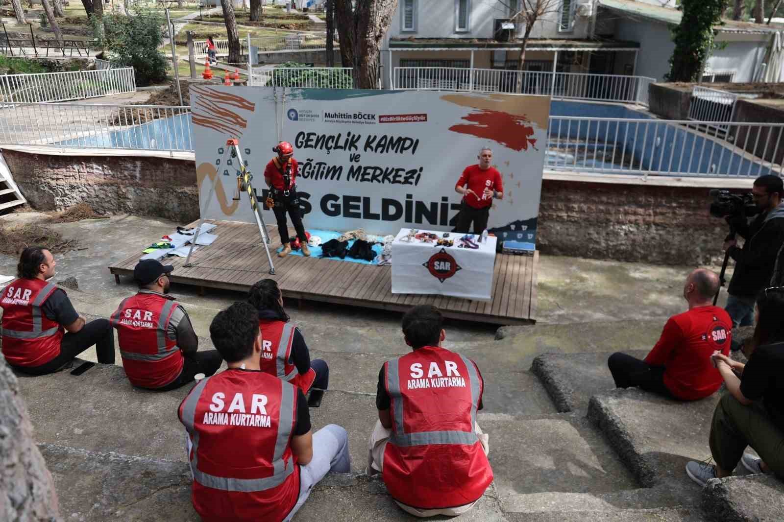 Gen&ccedil;lik kampında arama kurtarma g&ouml;n&uuml;ll&uuml;lerine eğitim kampı
