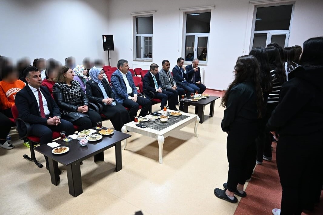 &Ccedil;ocuklarla iftar sofrasında buluştular
