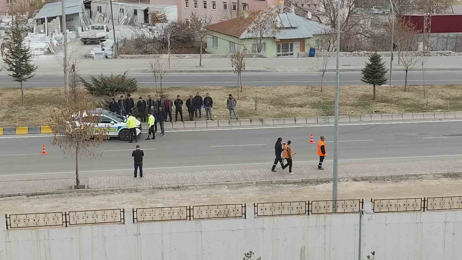 Erciş'te trafik kazasında bir kişi yaralandı. IHATEK'in haberine göre...