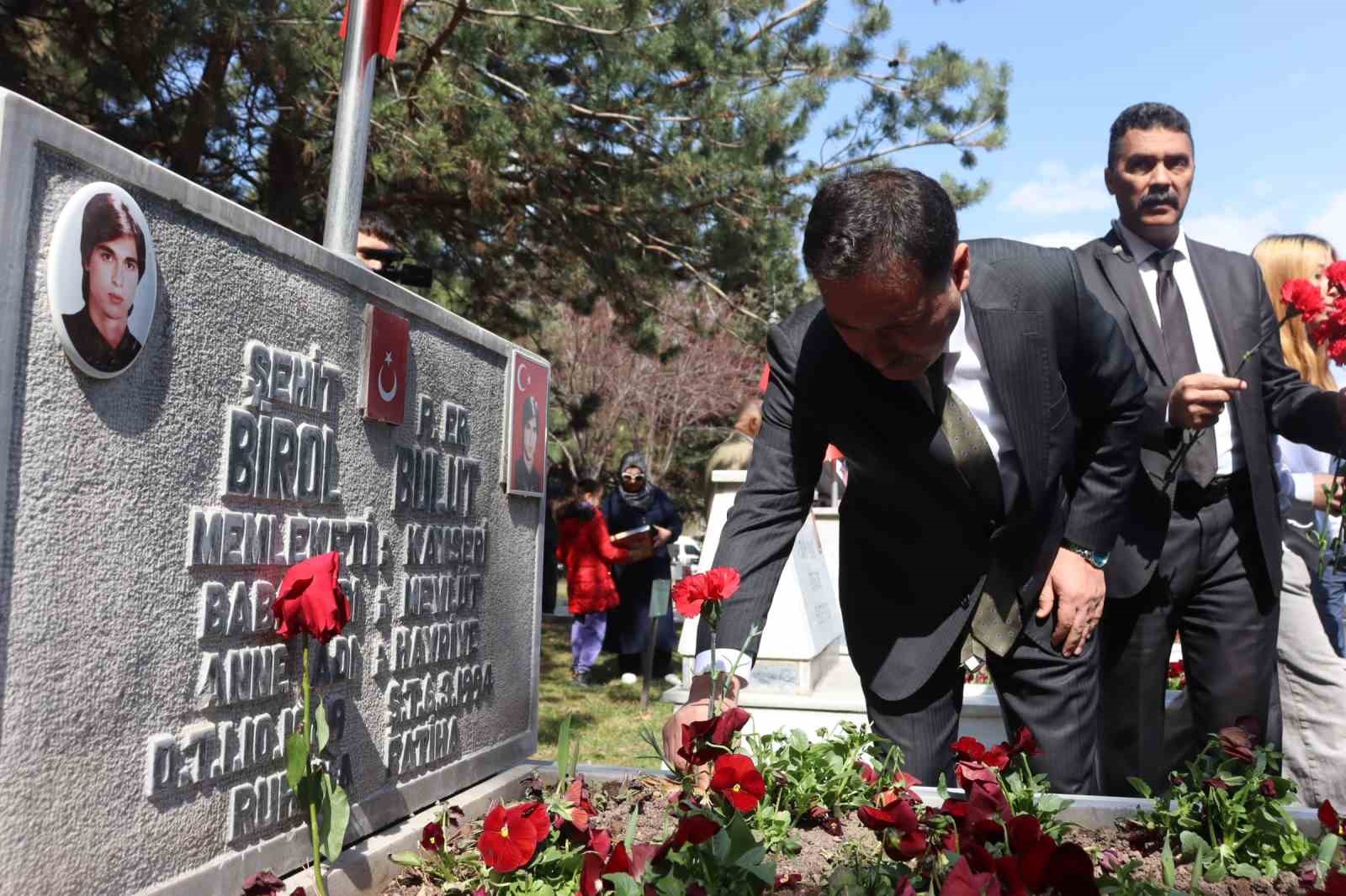 Kayseri&rsquo;de şehitler mezarları başında anıldı 