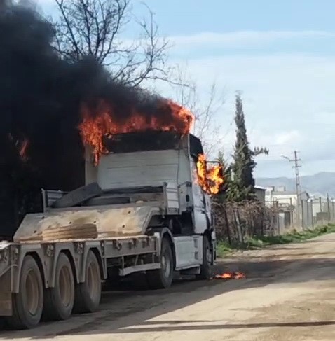 Park halindeki tır alev alev yandı
