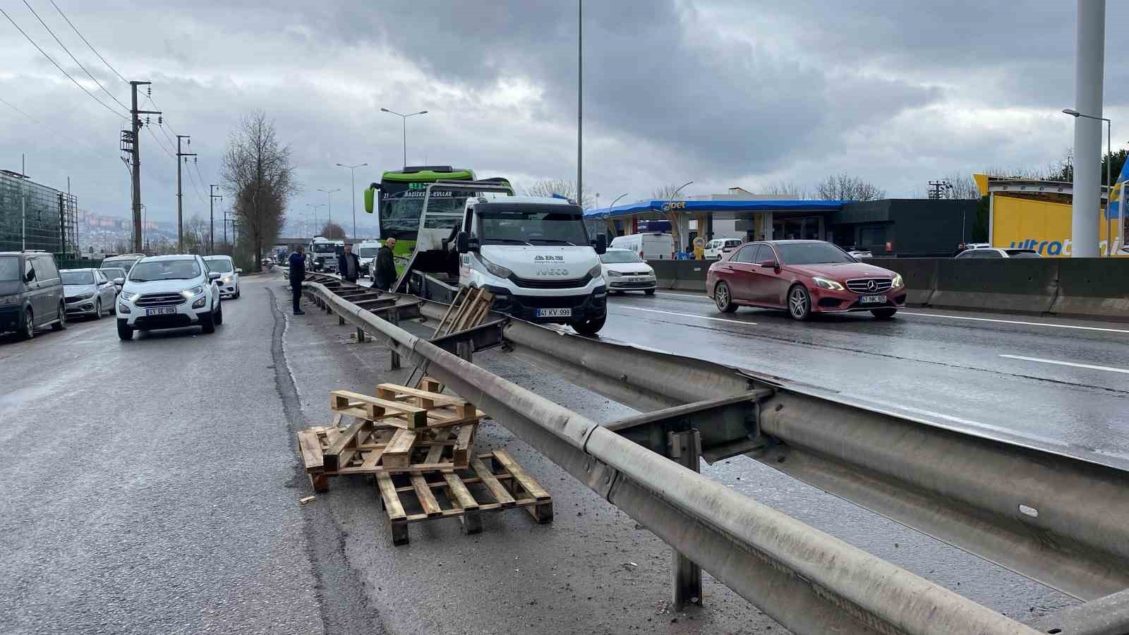 Özel halk otobüsü palet yüklü kamyonetle çarpıştı: 3 yaralı
