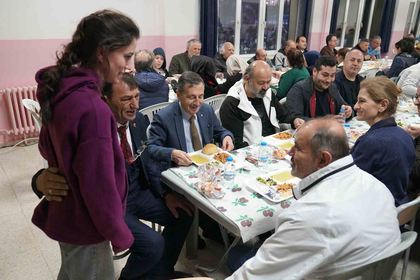 Başkan Ata&ccedil; Sakintepe&rsquo;deki iftarda mahallelilerle buluştu
