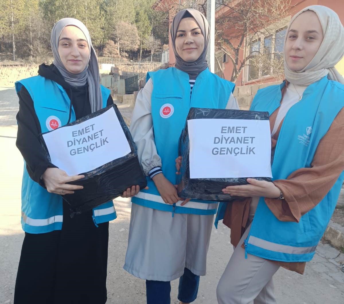 Emet Diyanet Gen&ccedil;lik&rsquo;ten ihtiya&ccedil; sahibi 30 aileye gıda kolisi
