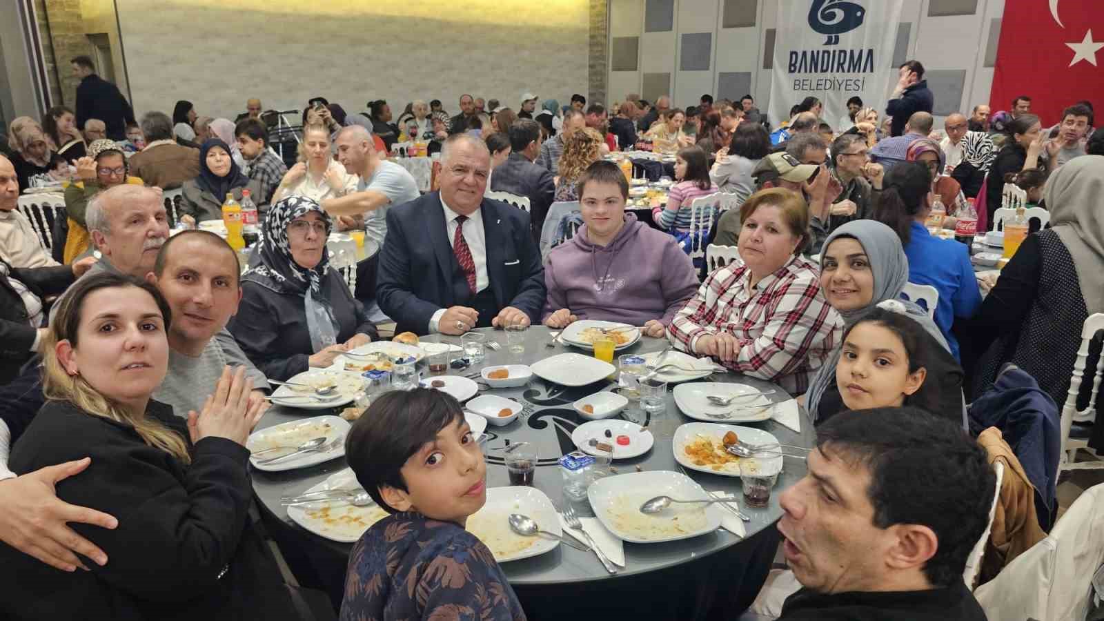 Bandırma Belediye Başkanı Mirza, &ouml;zel bireylerle iftarda buluştu
