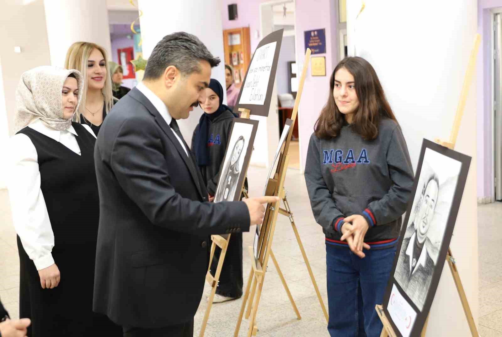 Lise öğrencileri, şehitlerin resmini çizdikleri eserlerle sergi açtı
