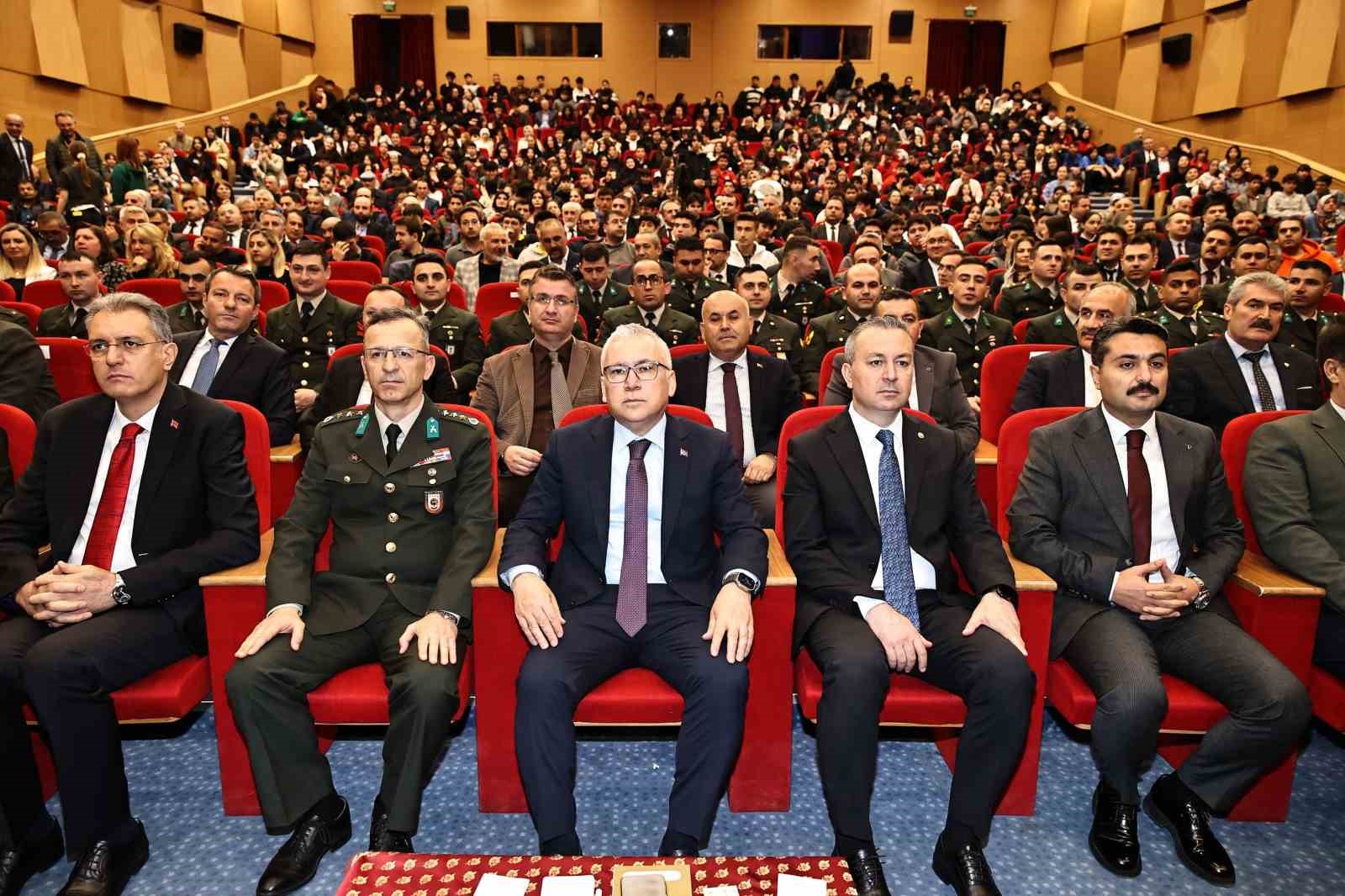 Öğrencilerin sahnelediği oyun duygusal anlar yaşattı