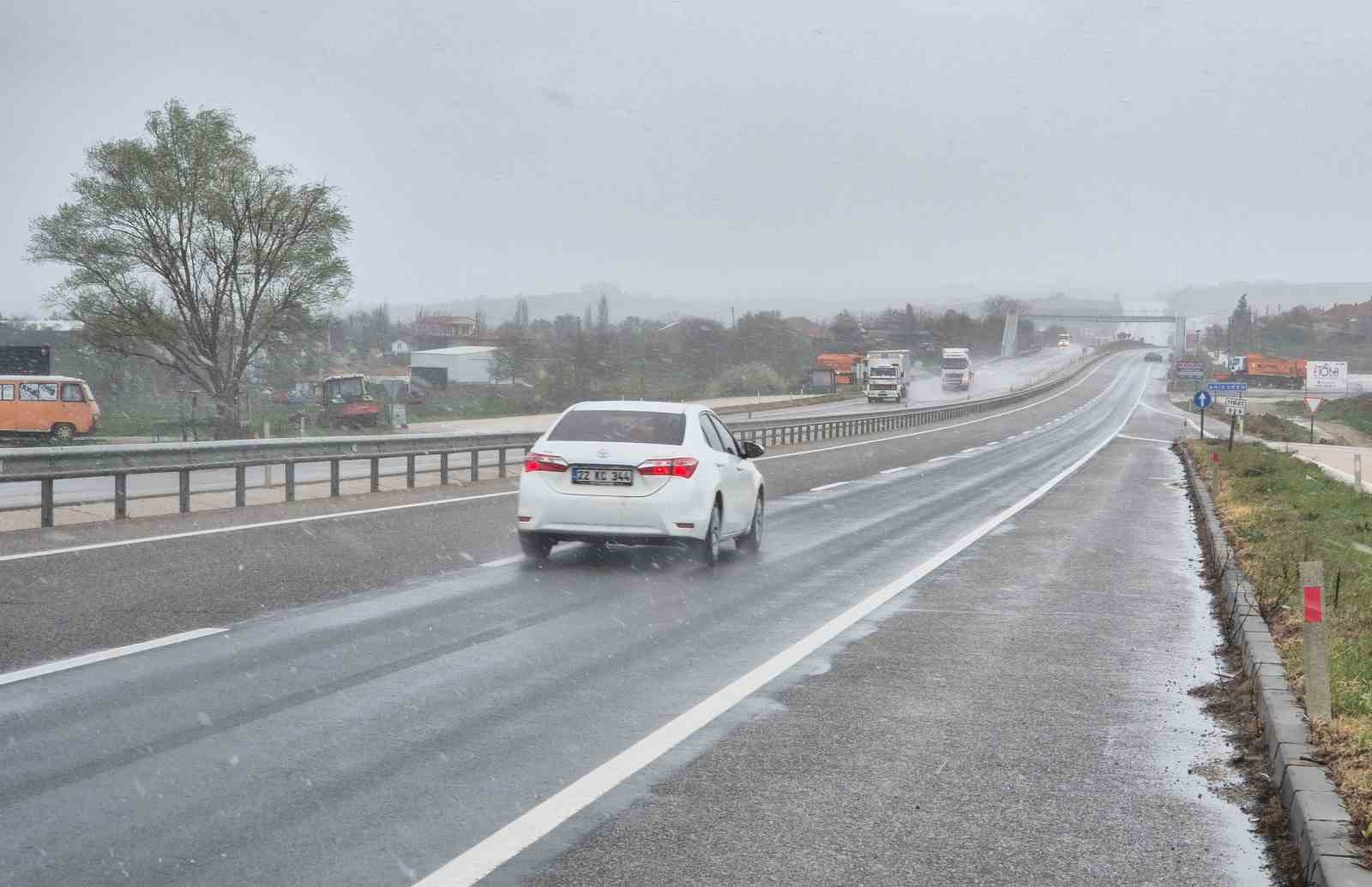 Tekirdağ&rsquo;da beklenen kar yağışı başladı
