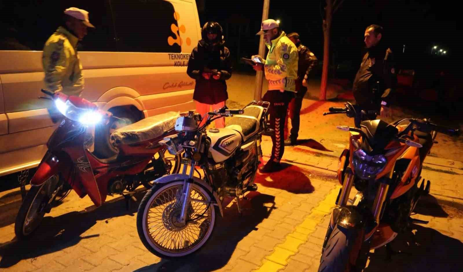 Polisten motosikletli gen&ccedil;lere abart egzoz baskını
