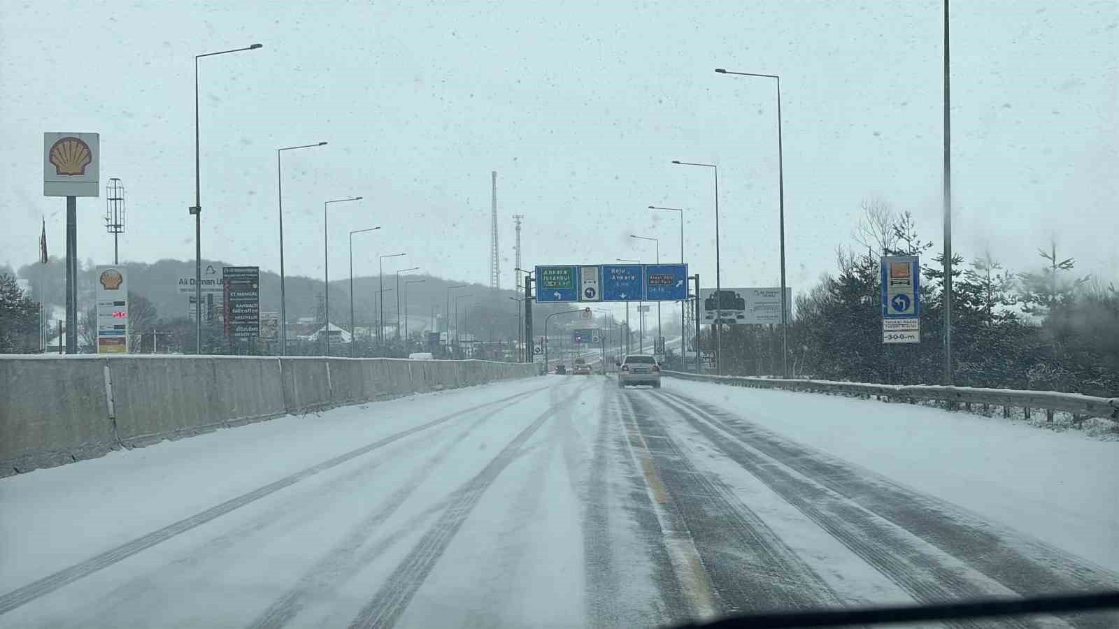 Bolu Dağı’nda hafif kar yağışı devam ediyor