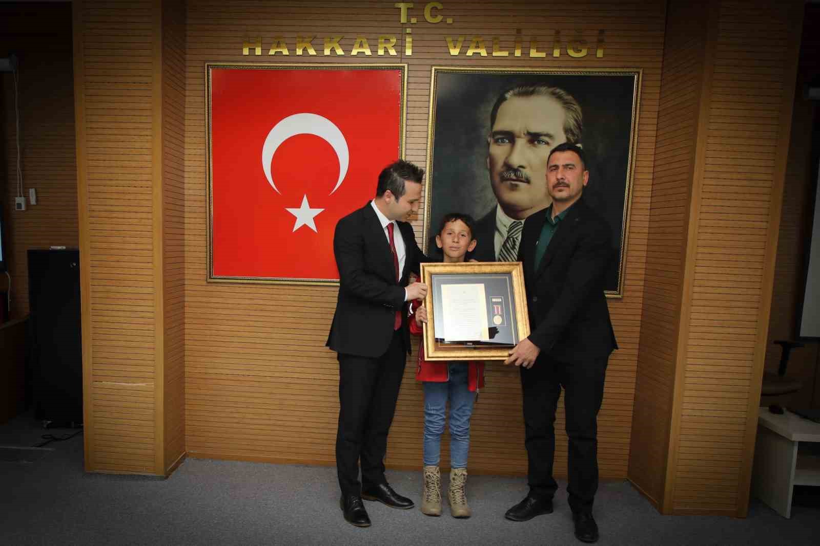 Hakkari&rsquo;de şehit ailelerine devlet &ouml;v&uuml;n&ccedil; madalyası verildi

