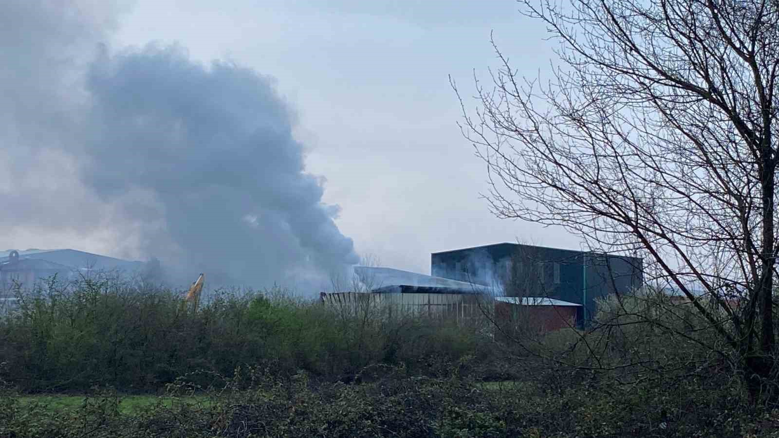 Kocaeli’ndeki fabrika yangınında soğutma çalışmaları sürüyor
