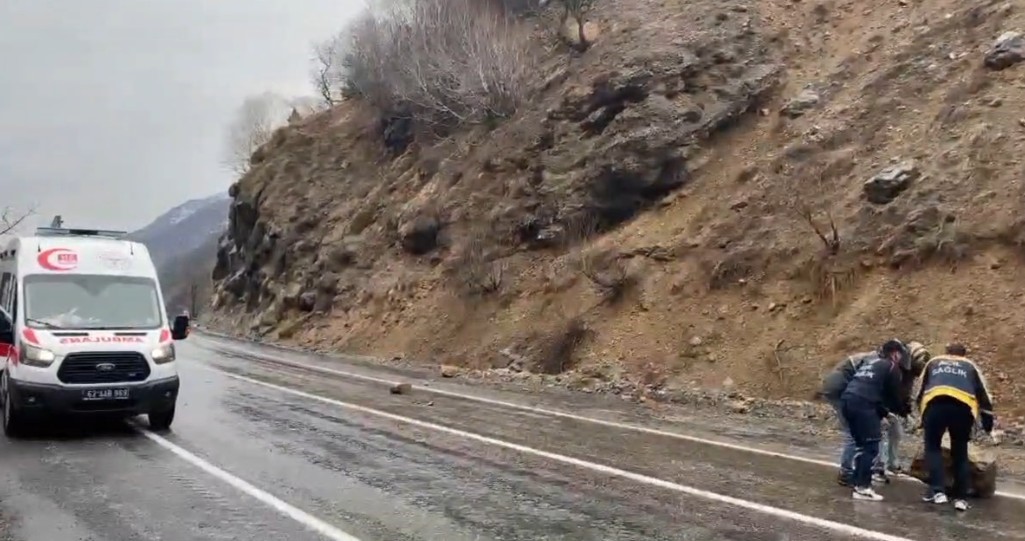 Karayoluna düşen taşları 112 ekibi ve vatandaşlar temizledi