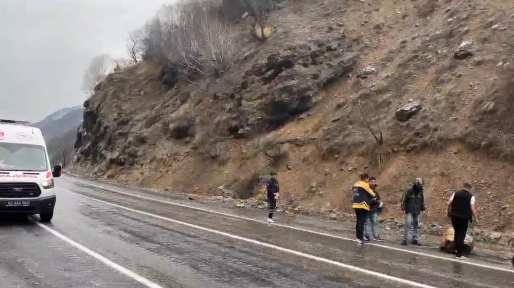 Karayoluna d&uuml;şen taşları 112 ekibi ve vatandaşlar temizledi
