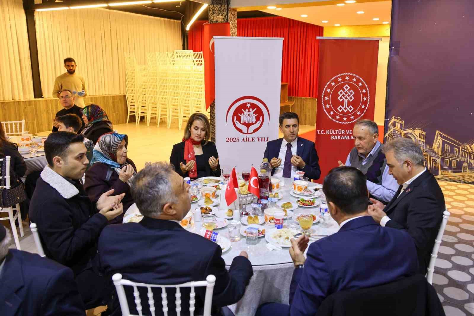 Şehit aileleri ve gazilerle iftar programında buluştu
