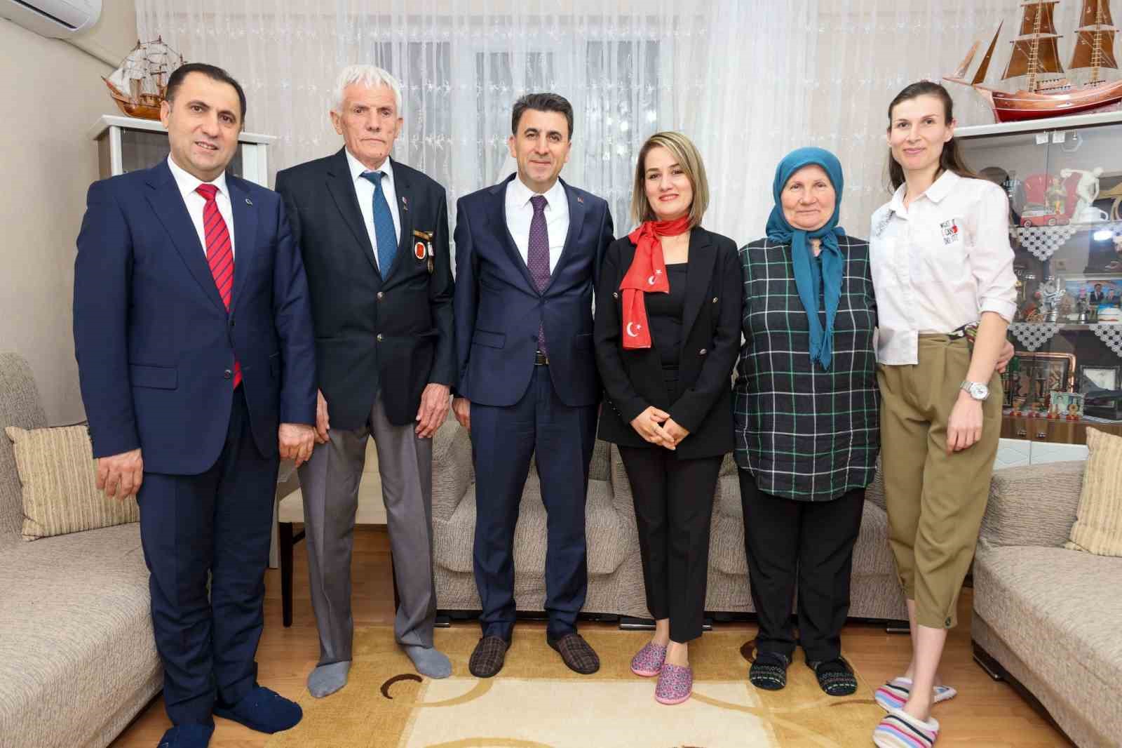 Kıbrıs Gazisi Bilal &Ouml;zkan&rsquo;a ziyaret
