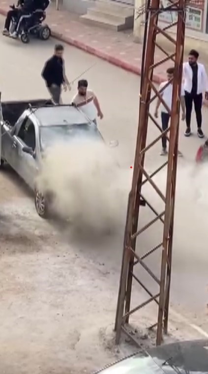 Hatay’da park halindeki kamyonet alevlere teslim oldu