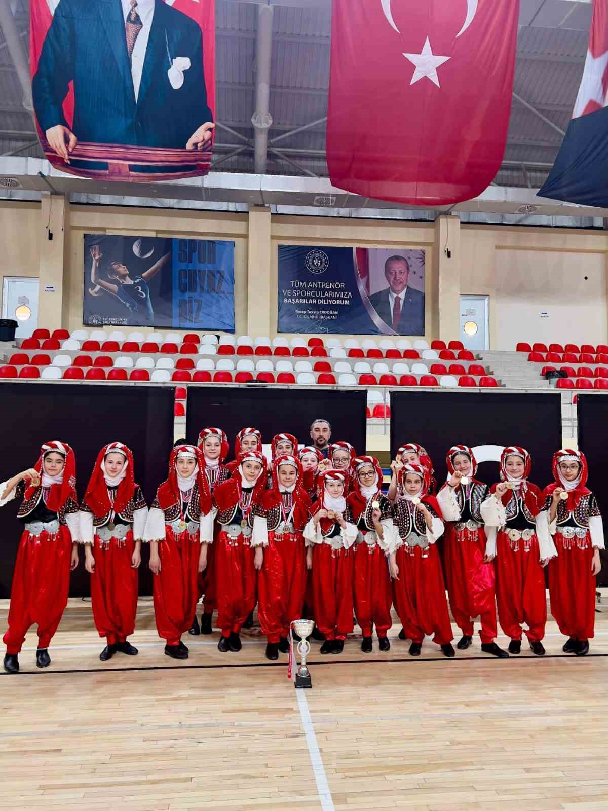 Gazimihal Ortaokulu Halk Oyunları Ekibi, il birincisi oldu
