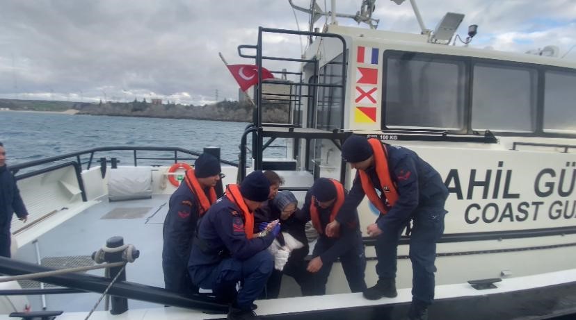 Bozcaada&rsquo;da omzu &ccedil;ıkan yaşlı kadın Sahil G&uuml;venlik ekiplerince tahliye edildi
