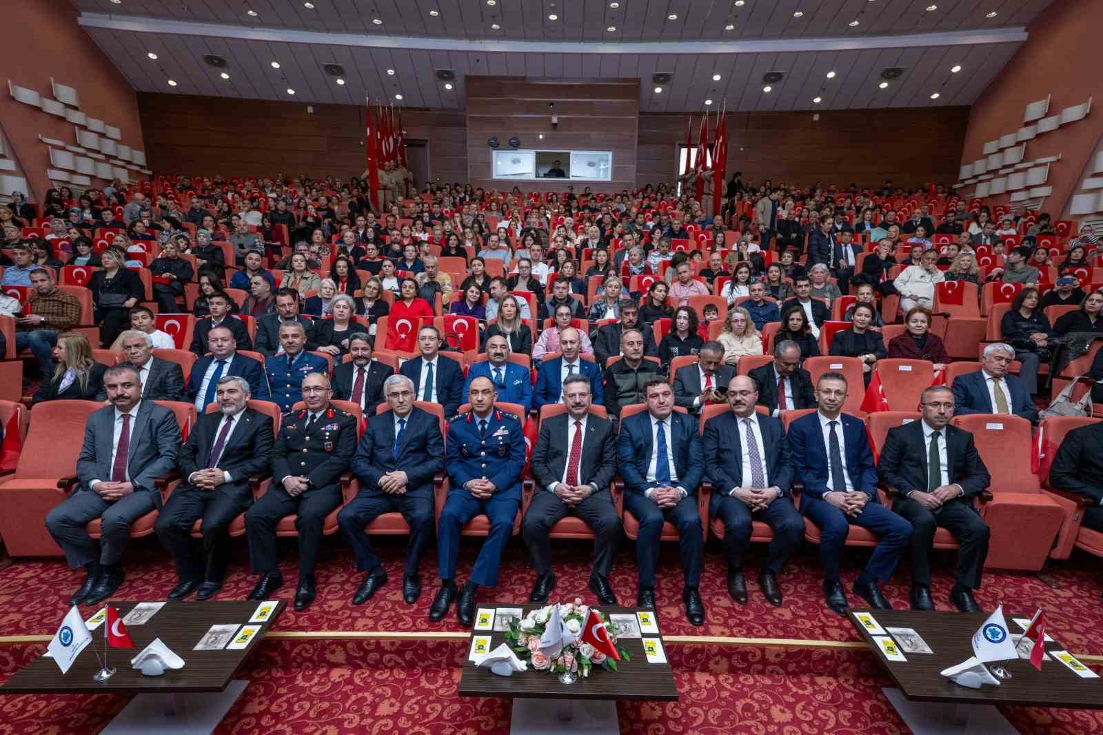 Eskişehir Valisi H&uuml;seyin Aksoy, Şehitleri Anma G&uuml;n&uuml; ve &Ccedil;anakkale Deniz Zaferi&rsquo;nin y&uuml;z onuncu yıl d&ouml;n&uuml;m&uuml;n&uuml; kutladı
