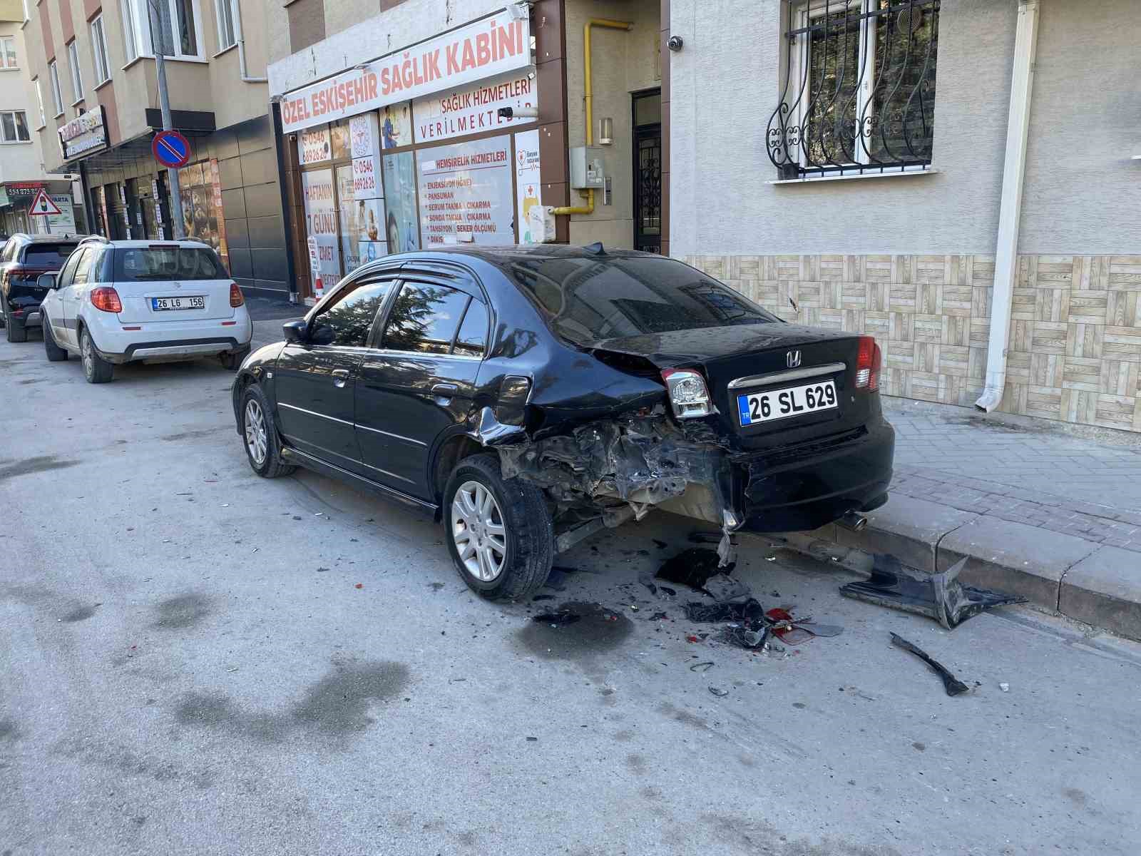 Park halindeki araca arkadan çarptı