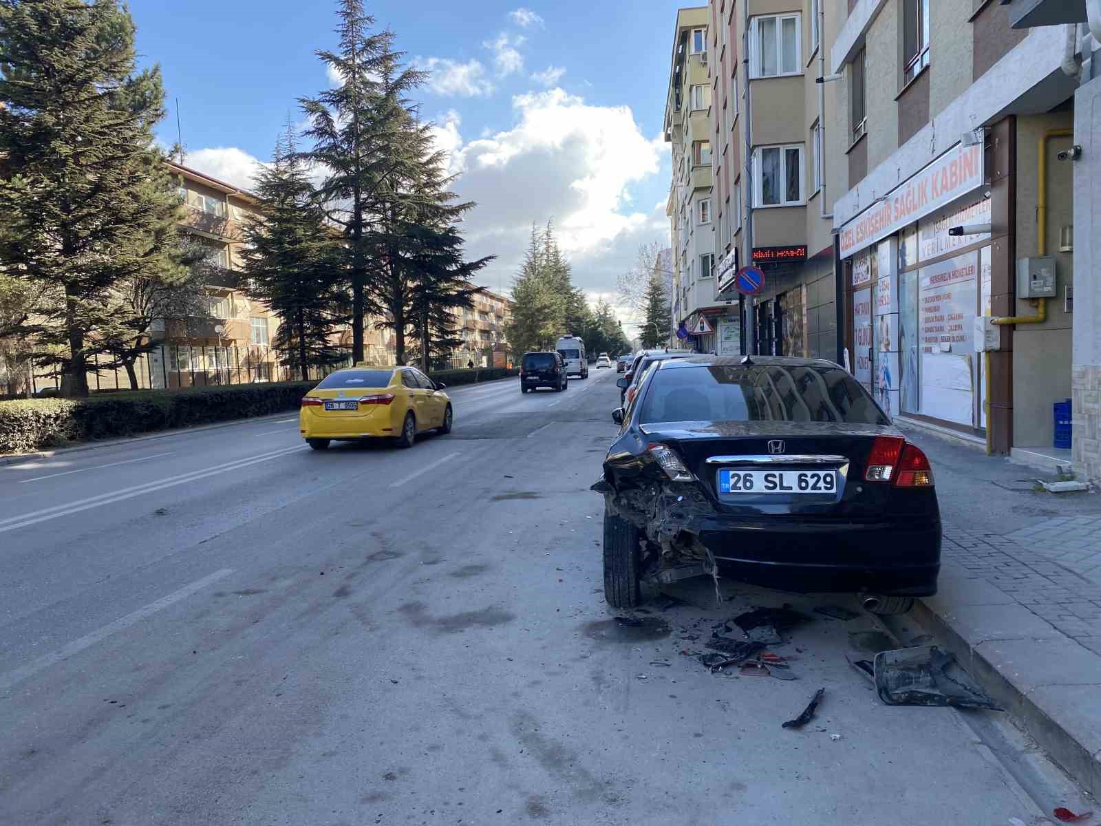 Park halindeki araca arkadan &ccedil;arptı
