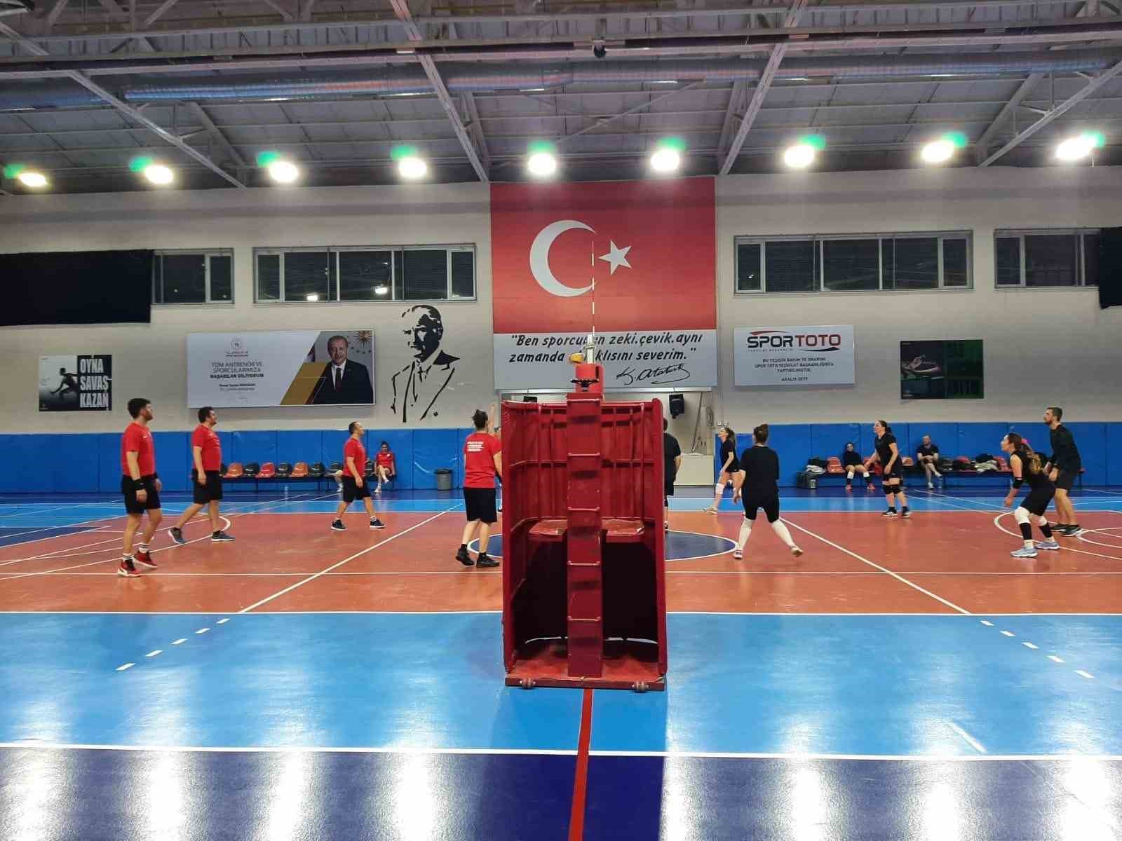 Eskişehir&rsquo;de &Ccedil;anakkale Zaferi&rsquo;nin 110&rsquo;uncu yılında voleybol m&uuml;sabakası d&uuml;zenlendi
