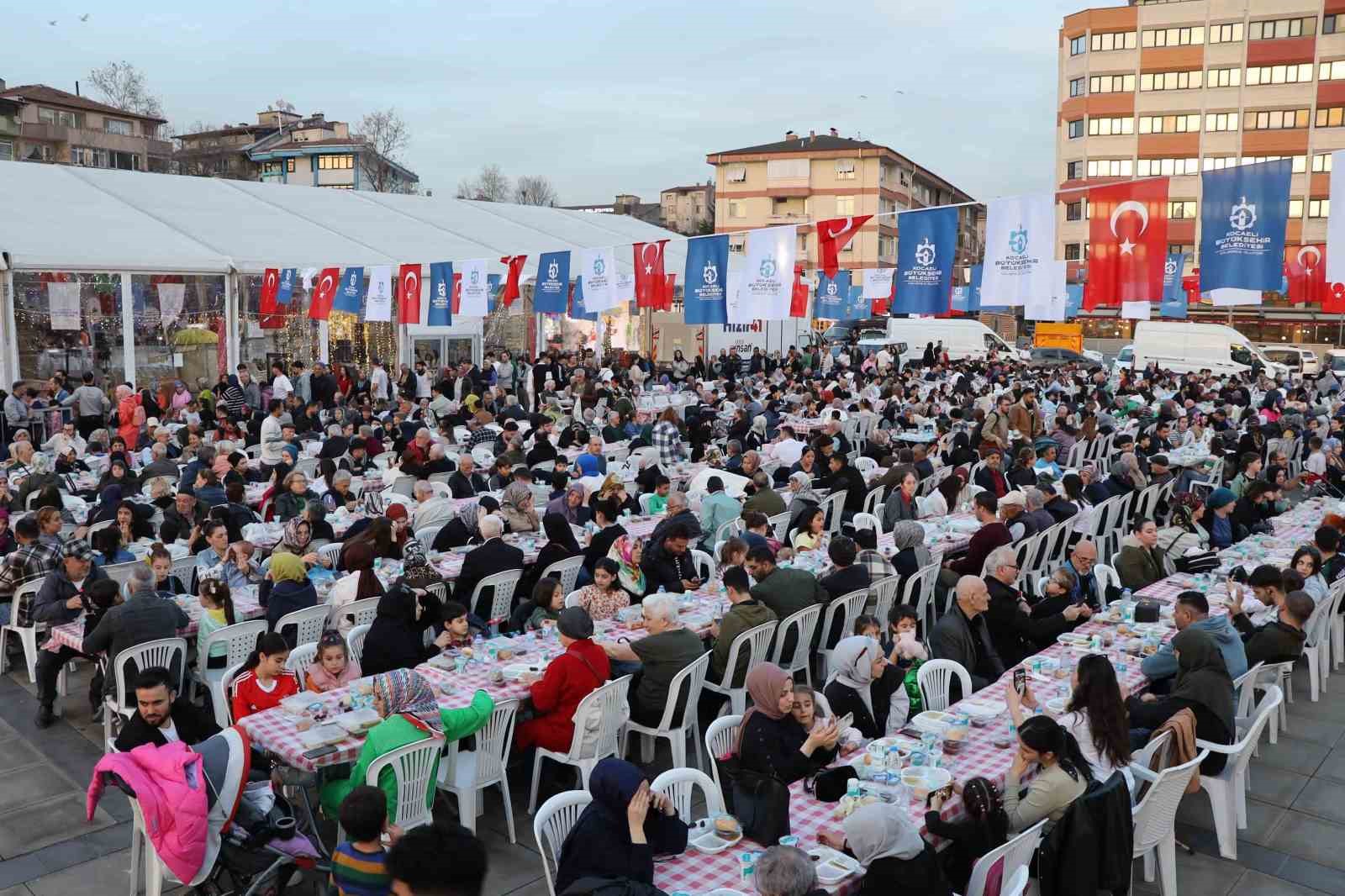 Büyükşehir’in iftar sofrası her gün 3 bin kişiyi ağırlıyor