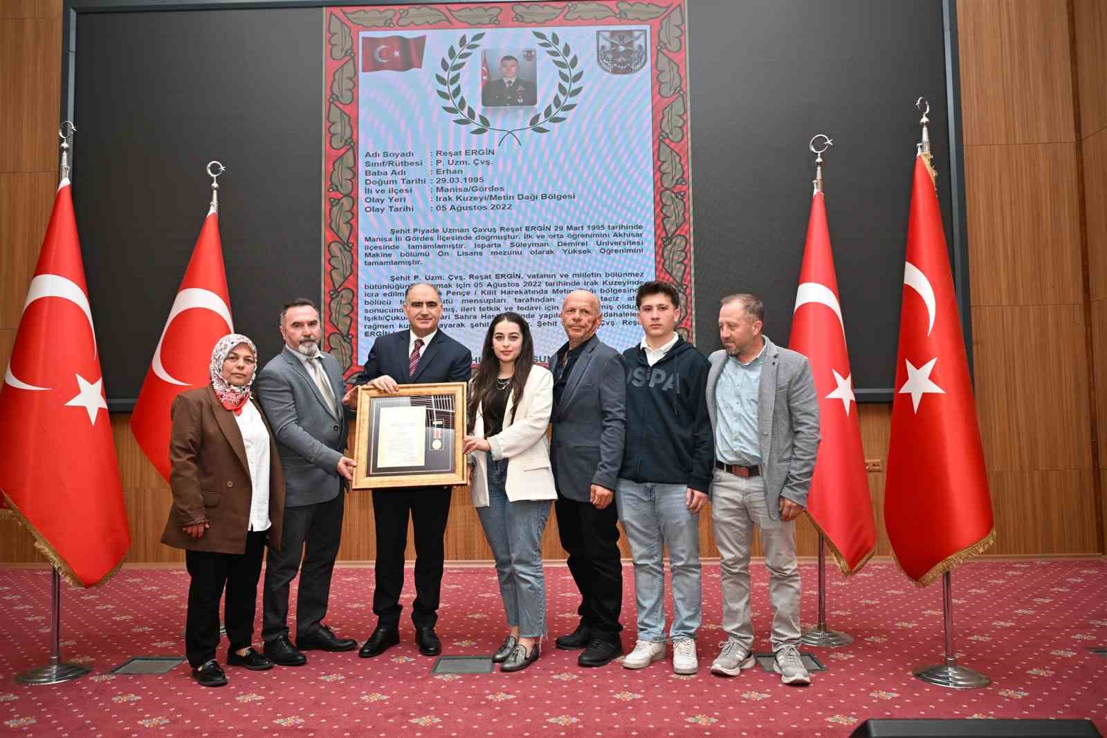 Manisa&rsquo;da Devlet &Ouml;v&uuml;n&ccedil; Madalyası ve Berat Tevcih T&ouml;reni d&uuml;zenlendi
