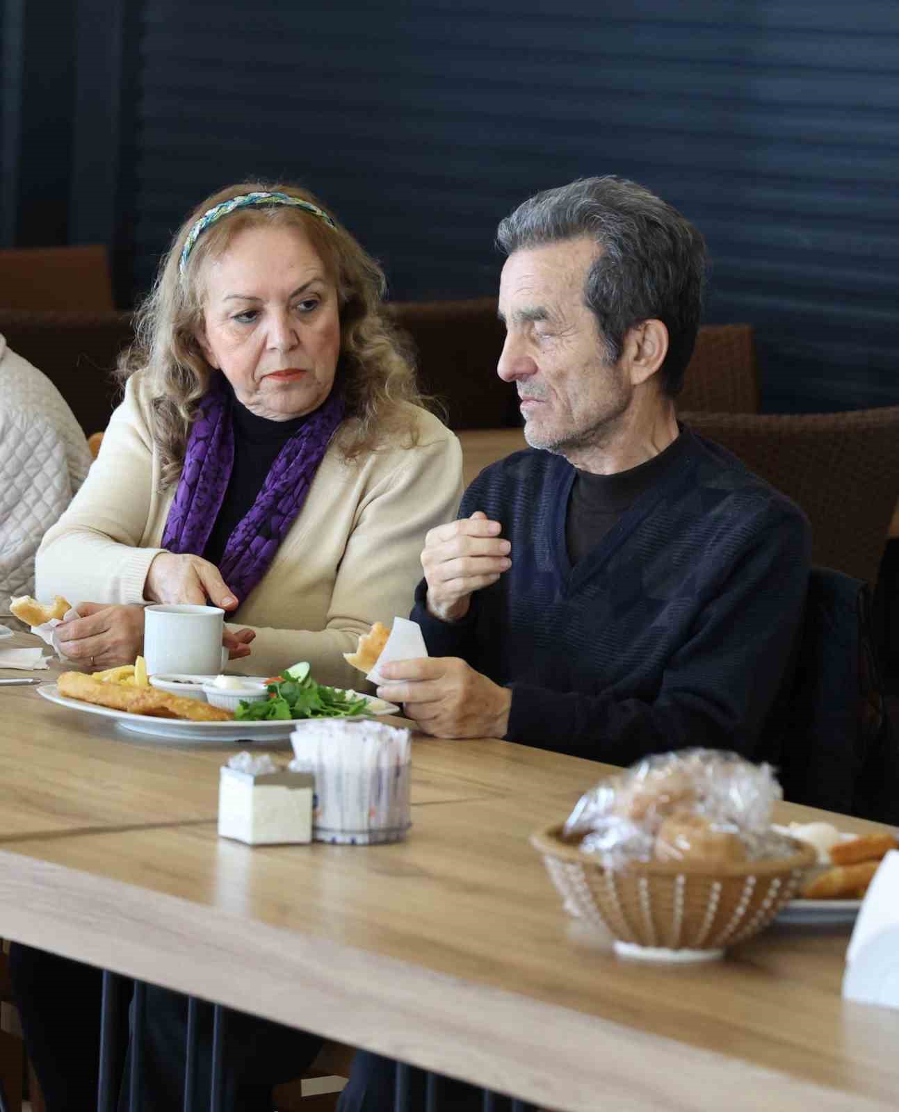 Alzheimer hastaları sosyalleşiyor