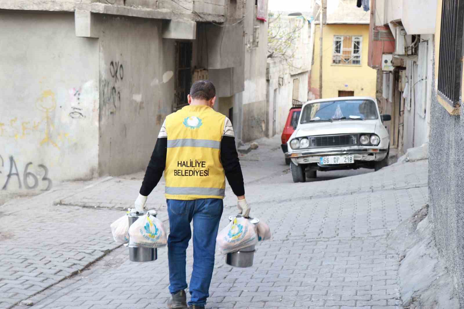 Haliliye&rsquo;de binlerce kişiye iftar yemeği ulaştırılıyor
