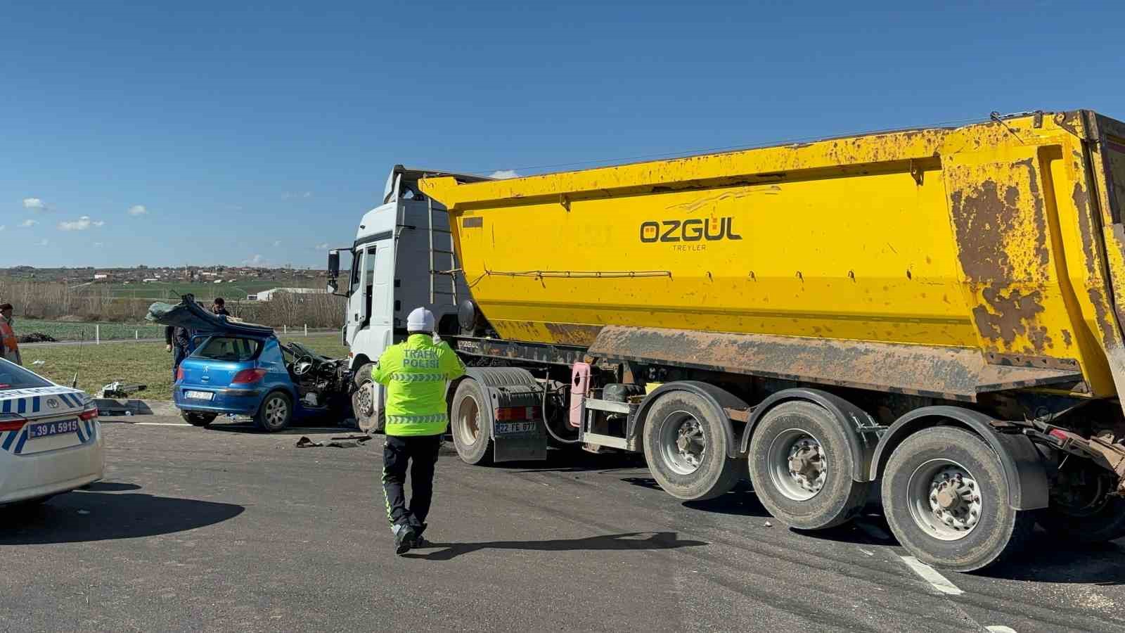 Hurdaya d&ouml;nen ara&ccedil;ta sıkışanları kurtarmak i&ccedil;in zamanla yarıştılar
