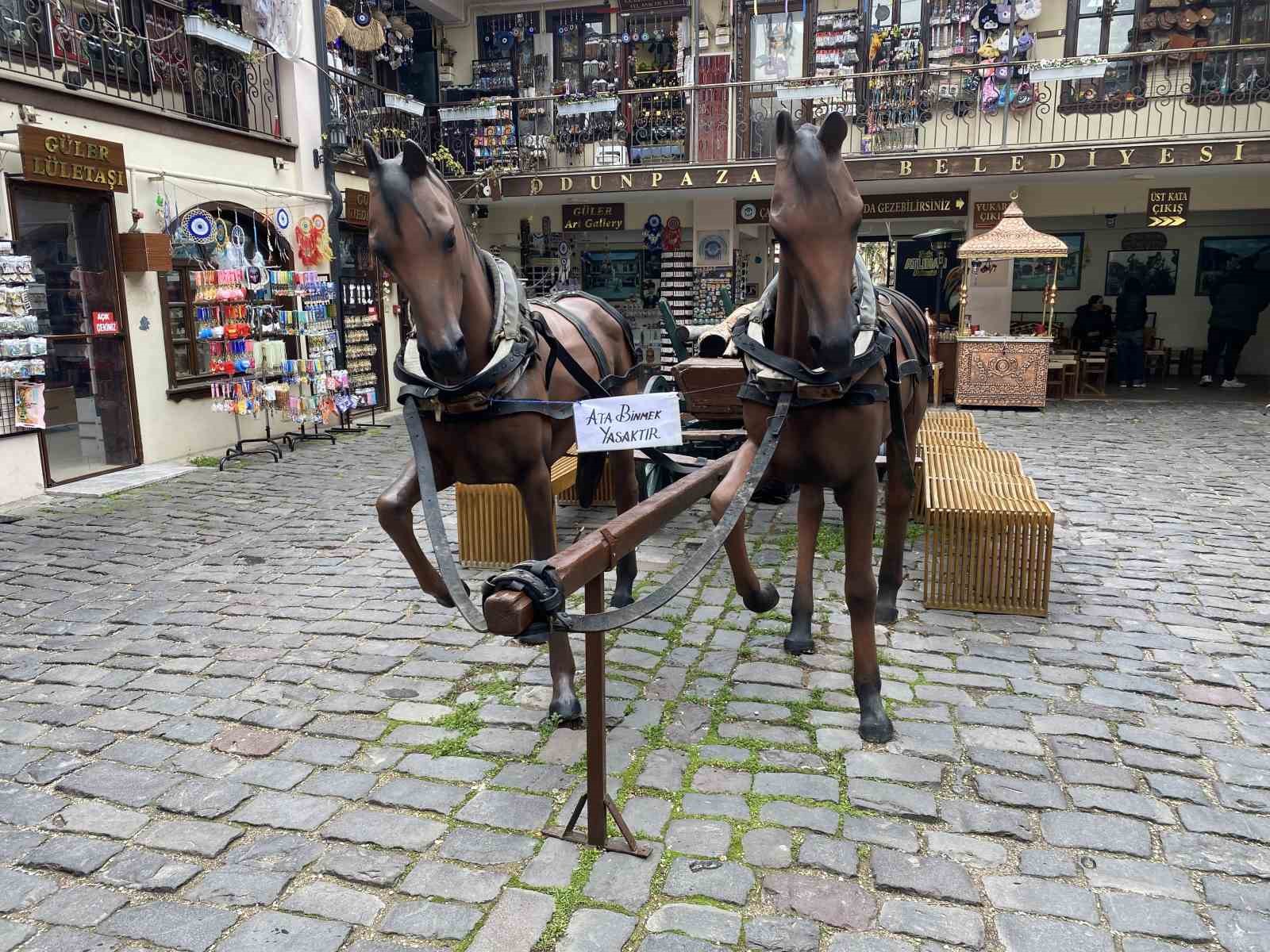 Eskişehir&rsquo;deki "Ata binmek yasaktır" uyarısı dikkat &ccedil;ekiyor
