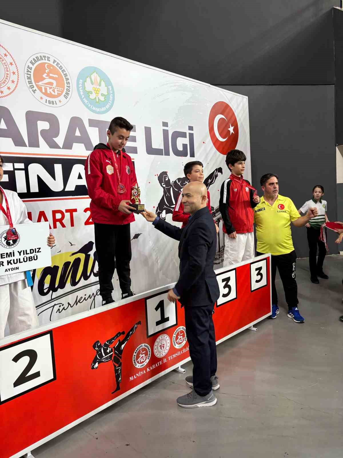 Manyaslı karateciler madalyalarla d&ouml;nd&uuml;
