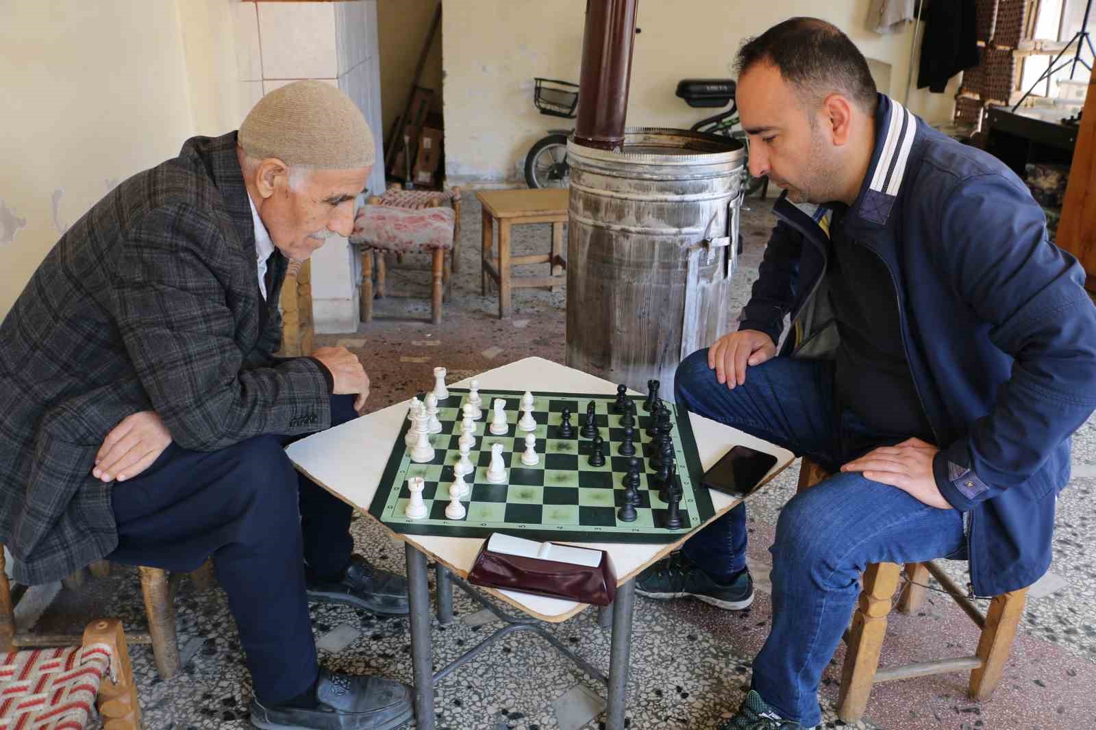 Diyarbakırlılar iftar vaktini satranç oynayarak bekliyor
