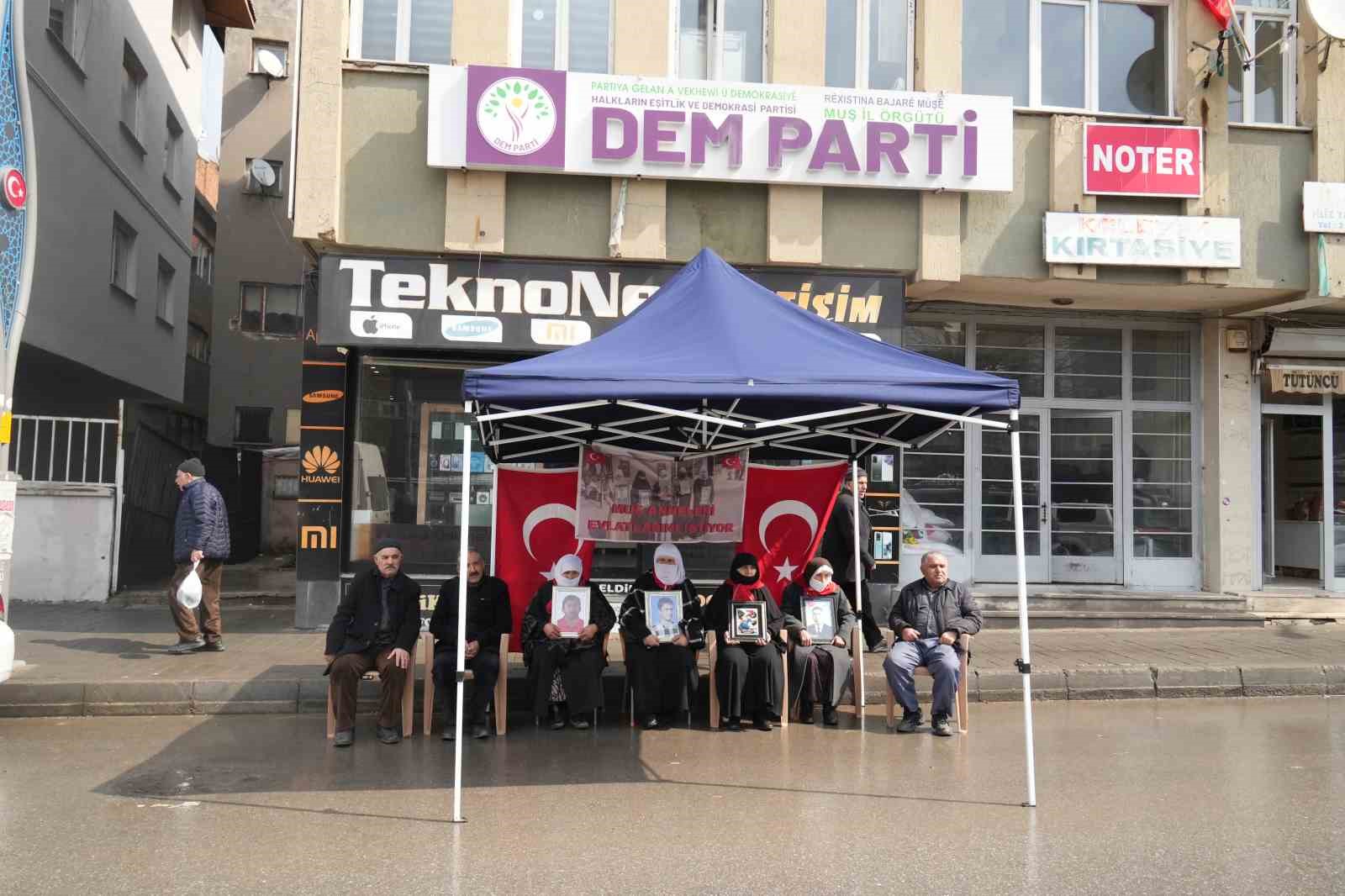 Muş’ta annelerin evlat nöbeti devam ediyor