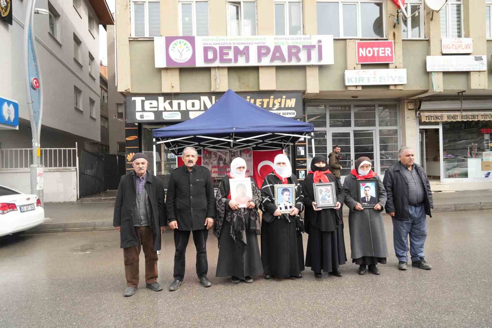 Muş&rsquo;ta annelerin evlat n&ouml;beti devam ediyor
