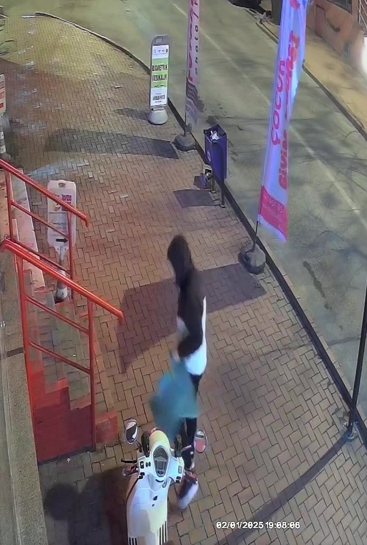 42 dakika bekleyip, motosikletin paspasını &ccedil;alan hırsız 5 bin liralık bağışla kurtuldu
