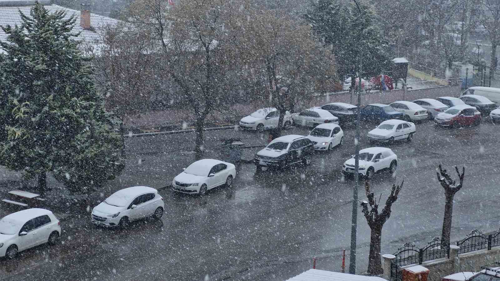 Karaman, yağan karla beyaza büründü