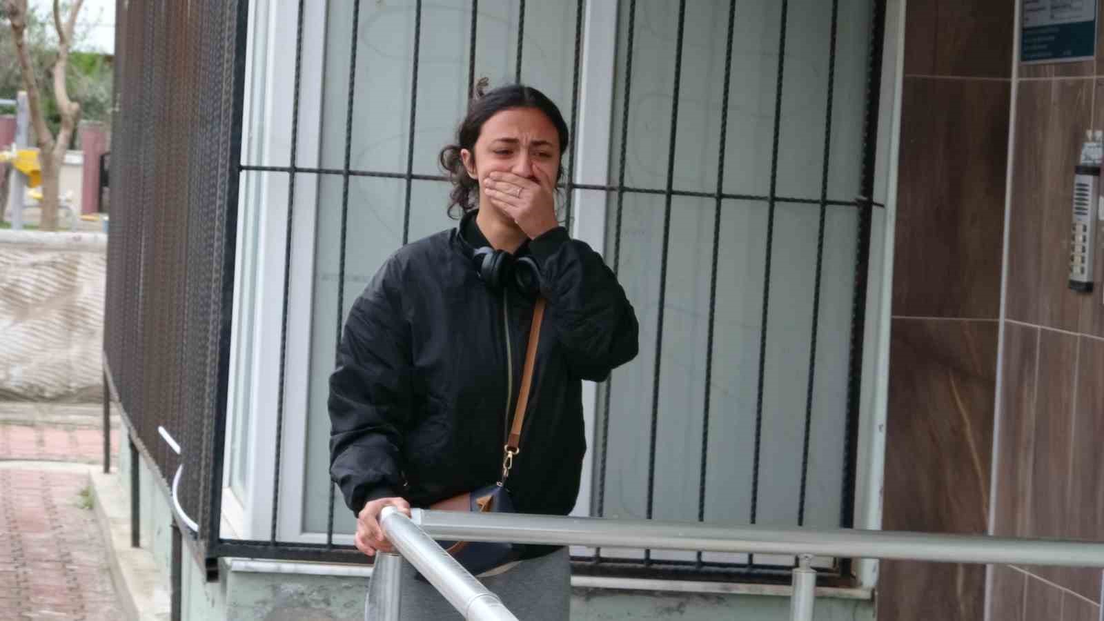 Arkadaşına ulaşamayan genç kız, gözyaşları içinde bekledi